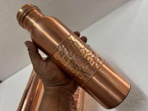Botella de Agua de Cobre Martillado 100% Puro, a Prueba de Fugas, Beneficios Ayurvédicos para la Salud, Diseño sin Costuras, Ecológica, para Deportes y Gimnasio, 1L - Product Image 4