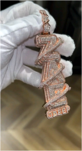 จี้เพชรแบบ Iced Out สั่งทำได้ตามต้องการ ตัวอักษรตามสั่ง เงินแท้ 925 ประดับเพชร VVS มอยส์ซาไนต์ สไตล์ฮิปฮอป จี้แบบ Iced Out แนวตั้ง - Product Image 4