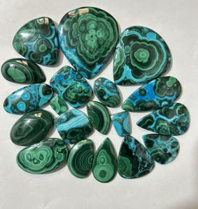 Cabujón Ovalado de Malaquita Verde 100% Natural de Calidad a Precio de Mayoreo con Tratamiento Térmico y Efecto Ojo de Gato para la Fabricación de Joyas - Product Image 1