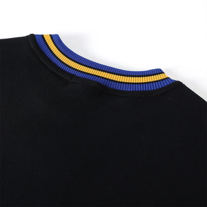 Sweat-shirt à col rond en chenille noire SGRho pour femme, personnalisé avec des lettres grecques brodées, vêtement à col rond noir - Product Image 4