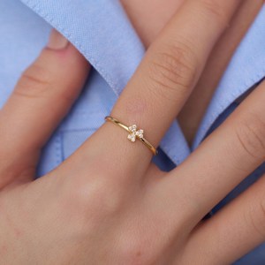 Anillo de Oro Rosa de 14K con Diamantes al por Mayor, Anillo Minimalista Delicado de Promesa, Anillo Pequeño de Trébol, Anillo Delicado de Flor, Regalo para Mujer - Product Image 4