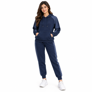 Survêtement pour femmes fabriqué en tissu polyester doux, coupe confortable, construction respirante, veste à fermeture éclair intégrale, pantalon à taille élastique - Product Image 1