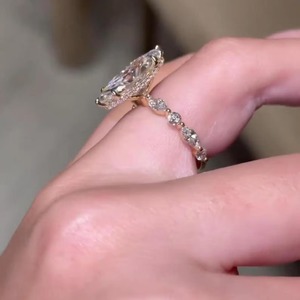 Bague de fiançailles en moissanite taille marquise 4 carats avec pierres latérales taille marquise et rondes, en or massif 14K, avec halo caché, style bulle marquise - Product Image 2