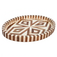 Plateau de service rond en bois fait main avec motif géométrique incrusté, plat décoratif artisanal pour la table de fête