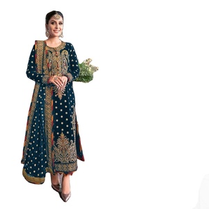 Dupatta bordada en chinon combinada con un top bordado en terciopelo y pantalón de santoon para un conjunto de shalwar kameez refinado. - Product Image 1