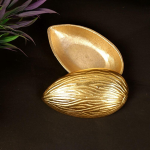 Bol de service en métal sculpté en forme d'Almont doré, design glamour fait main, idéal pour offrir - Product Image 2