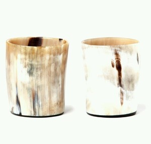 Tasses en corne de buffle polies avec motifs naturels noirs et blancs - Product Image 4