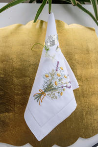 Lin naturel doux et durable avec broderie de camomille, apportant une beauté apaisante aux dîners intimes, aux événements et aux intérieurs sereins. - Product Image 2