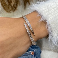 Bracelet haut de gamme en argent massif plaqué, serti de diamants Moissanite VVS, style baguette, pour femme, à prix avantageux.