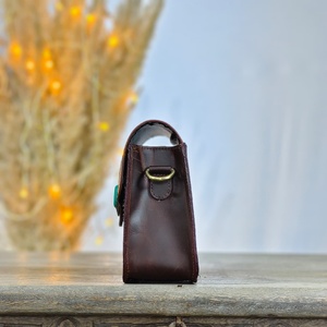 Bolso de Hombro Cruzado de Piel Genuina de Vacuno con Solapa y Adorno de Piedras, Diseño de Última Moda, Estilo Vintage Hecho a Mano para Mujer - Product Image 2