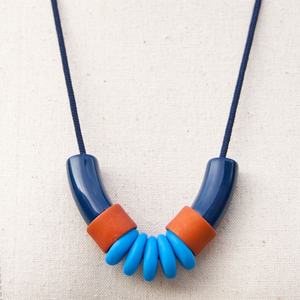 Collier pour femme fait à la main avec de la résine durable et des perles en bois, bijoux écologiques - Product Image 1