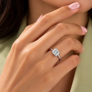 Bague de fiançailles classique en or avec diamant de laboratoire taille Radiant, sertie quatre griffes, pour femme, idéale pour mariage et anniversaire - Product Image 4