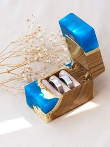 Boîte à alliances de luxe en époxy et bois. Porte-bague de fiançailles mignon en résine. Étui à bagues compact et personnalisé pour cadeau - Product Image 2