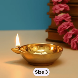 Lampe à huile artisanale en laiton plaqué or, support Diya sur piédestal, porte-mèche allongé, impression numérique pour la décoration de la maison, du temple et de Diwali - Product Image 2