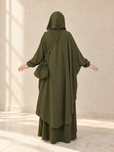 Abaya de prière islamique modeste pour femme Mishkat Couture en mousseline vert olive, longue, à capuche, avec sac bandoulière assorti pour ensemble Niqab - Product Image 1