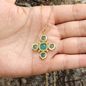 Collier pendentif croix en quartz améthyste violette délicat, bijoux spirituels, métal texturé, chaîne en laiton plaqué or 18 carats. - Product Image 6