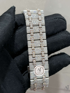 Montre classique de luxe pour homme avec boîtier tonneau incrusté de diamants en quartz, bracelet en acier inoxydable et lunette en cristal saphir, analogique - Product Image 6