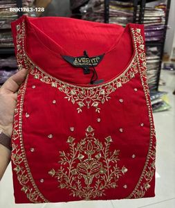 Colección Premium de Muselina de Seda con Adornos de Pita en el Yoke y Butti Dispersos, Kurti-Pant Recto y Dupatta Leheriya, Moda Femenina - Product Image 2