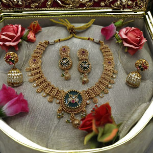 Parure de bijoux ethniques indiens traditionnels plaqués or pour femme, en laiton avec pierres et travail Meenakari, idéale pour mariages, anniversaires et cadeaux de fête - Product Image 3