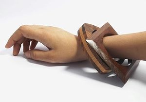 Conjunto de Pulseras de Madera Hechas a Mano con Diseño Inspirado en la Sangría, Brazaletes Gruesos Tallados a Mano, Exportaciones Premium del Craft Emporium - Product Image 2