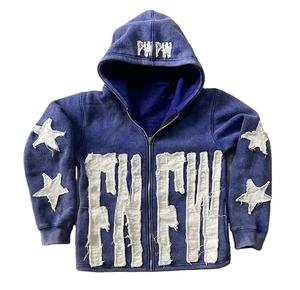 Sudaderas con capucha de gran tamaño rojas para hombre con parches de socorro. - Product Image 4