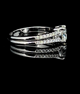 แหวนหมั้นทองคำ 14KT ประดับเพชรธรรมชาติทรงกลม 1.00 กะรัต ด้านกลาง และเพชรเม็ดเล็กฝังแบบไมโครเพฟด้านข้าง - Product Image 2