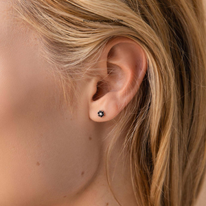 Boucles d'oreilles clous fleur noire en acier inoxydable plaqué or, bijoux floraux minimalistes, cadeau pour femme - Product Image 4