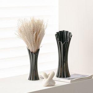 Elegante Florero Metálico para Centrar en Mesas de Comedor, Mesas de Centro y como Adorno Decorativo para el Hogar - Product Image 2
