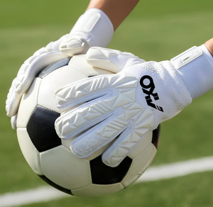 ถุงมือผู้รักษาประตูแบบปรับได้ ระบายอากาศได้ดี ปี 2025-26 รุ่นยอดนิยมสำหรับผู้ใหญ่  ฝ่ามือแบบเรียบ  ผลิตจากยางลาเท็กซ์คุณภาพสูง พร้อม Ako - Product Image 1