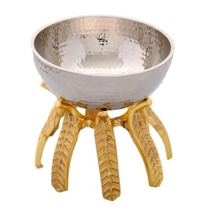 Fabulosa tazón metálica para servir bocadillos con un diseño elegante, tazón para servir frutas con un soporte dorado de diseño. - Product Image 3