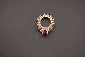 Bague en or jaune 18 carats de qualité supérieure avec pierre rouge et diamant pour femmes, fournisseur de bagues en or fin en gros à vendre - Product Image 4