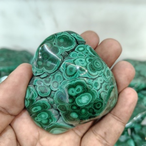 Tranche de cristal de malachite naturelle polie, dalle de pierre verte irrégulière, gemme décorative pour la maison, la méditation et la collection - Product Image 6