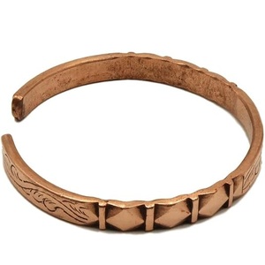 Brazalete Unisex de Cobre Martillado para Bienestar, Ajustable, Moderno, Hecho a Mano, en Caja de Regalo - Product Image 2