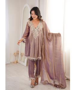 Tenue traditionnelle indienne en tissu Fendy, ensemble Salwar Kameez prêt-à-porter avec miroir véritable et dentelle brodée à motifs. - Product Image 1