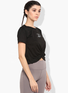 เสื้อยืดครอปท็อปสีดำสำหรับผู้หญิง คอกลม แขนสั้น พิมพ์ลายดิจิทัล โลโก้ ลำลอง ทรงปกติ ฤดูใบไม้ผลิ ฤดูร้อน ผ้าฝ้ายเจอร์ซีย์ 100% - Product Image 4