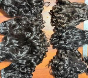 Extensions de cheveux humains indiens bruts bouclés, non traités, à cuticules alignées, pour tissage et usage professionnel en salon uniquement - Product Image 1