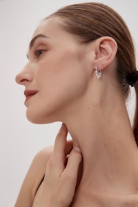 ต่างหูห่วงทอง 14K รูปทรงลูกแพร์ ประดับเพชรเลี้ยงในห้องปฏิบัติการ ดีไซน์เต็มหน้าประดับเพชรระยิบระยับ สวยหรู เหมาะสำหรับงานแต่งงาน งานครบรอบ หรือเป็นของขวัญสำหรับผู้หญิง - Product Image 5