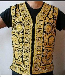 Chaleco clásico afgano de terciopelo granate para hombre con adornos tradicionales de monedas y bordados intrincados con espejos, estilo tribal Kuchi. - Product Image 4