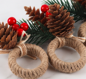 Anillo para servilletas de yute rústico con piñas, follaje y cuentas rojas para Navidad y decoración de mesa - Product Image 3