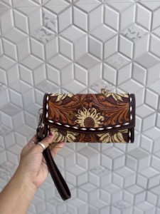 Cartera de mano de cuero repujado a mano estilo western, superventas, con diseño tallado, tipo funda para teléfono, multiusos para mujer - Product Image 3