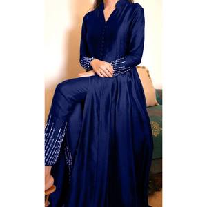 Hermoso Conjunto de Fiesta de Satén XL con Top y Pantalón con Bordado de Hilo y Lentejuelas - Product Image 4