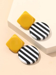 Pendientes de Resina Coloridos en Oferta, Pendientes de Aro Grandes y Gruesos de Acrílico Sólido para Mujer, Cuadrados, Vintage, Dorados, Disponibles en Grandes Cantidades - Product Image 6