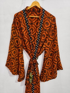 Robe kimono d'été faite à la main en soie patchwork grande taille, style sari indien vintage en tissu recyclé, tenue de nuit longue et ample - Product Image 1