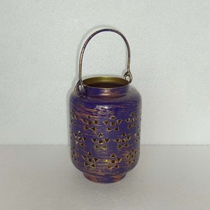 Petite lanterne à bougie en métal violet bronze finition antique, motif découpé perforé, corps cylindrique, poignée en fil métallique, pour table - Product Image 1