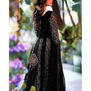 Robe en velours faite main de créateur avec taille naturelle et magnifique dupatta, silhouette trapèze pour les soirées - Product Image 2