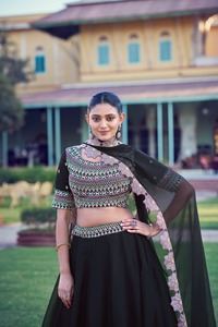 Conjunto de Saree de Seda Satinada Negra con Blusa Pesada y Bordado de Lentejuelas Moti, Traje Indio para Bodas y Fiestas - Product Image 2