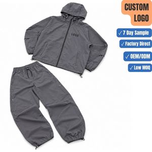 Conjunto de 2 Piezas de Chaqueta con Capucha y Pantalones Cargo de Nailon Impermeable con Cremallera Completa y Logotipo Personalizado para Hombre, Fabricante - Product Image 1