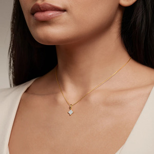 Collar con Colgante de Diamante Cultivado en Laboratorio, Geométrico, en Forma de Cometa, Oro Amarillo de 14K - Product Image 2