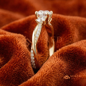 แหวนหมั้นเพชรทรงกลมหรูหราประดับเพชรสามเม็ดพร้อมแถบปาเว่ ดีไซน์คลาสสิก – ทองคำ 14K สีเหลือง งานแต่งงานระดับพรีเมียม - Product Image 2
