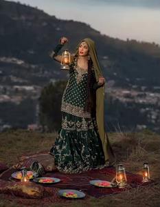 Vestido de Novia Pakistaní Premium, Color Verde Menta Pastel, Largo hasta el Suelo, con Delicado Bordado Floral y Lentejuelas - Product Image 5